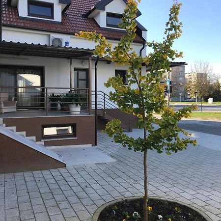Eva Rooms & Studio Apartment Karlovac Exterior foto